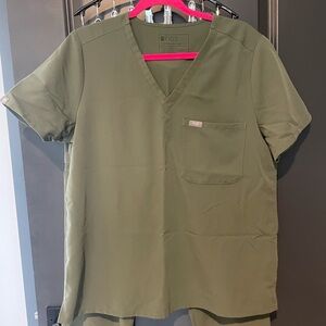 Figs Women’s Short Sleeve V-Neck Scrub Set Top and pant in Olive Green